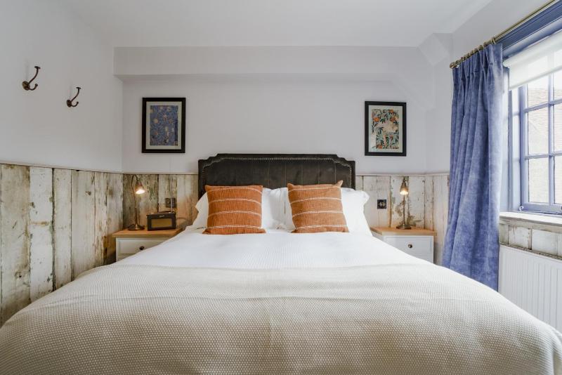 Double Room image 3