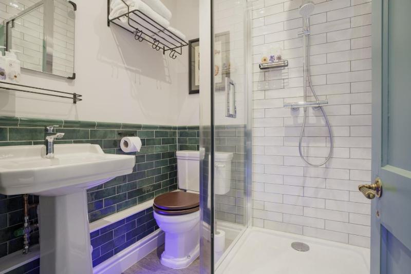 Small Double Room image 3