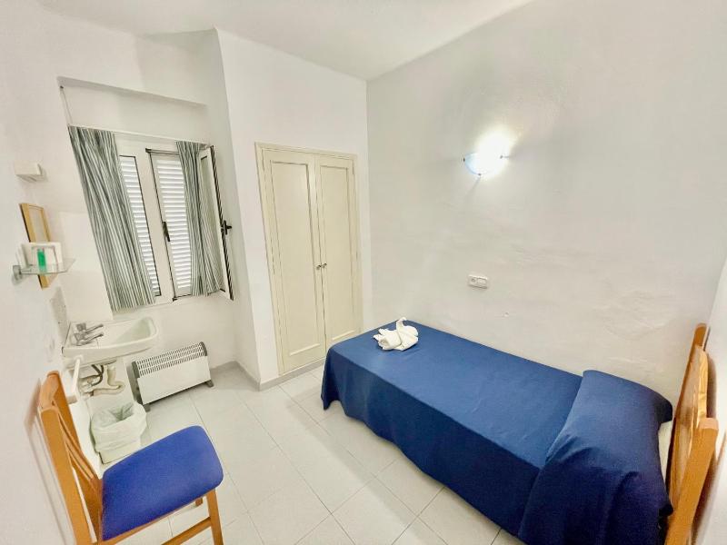 Standard Single Room with Shared Bathroom image 1