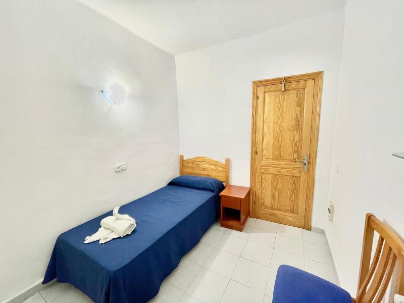 Standard Single Room with Shared Bathroom image 4