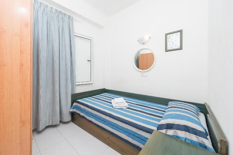 Standard Single Room with Shared Bathroom image 3
