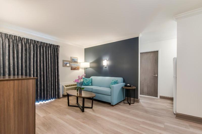 Luxury Suite with Two Double Beds with Balcony Smoke Free image 3