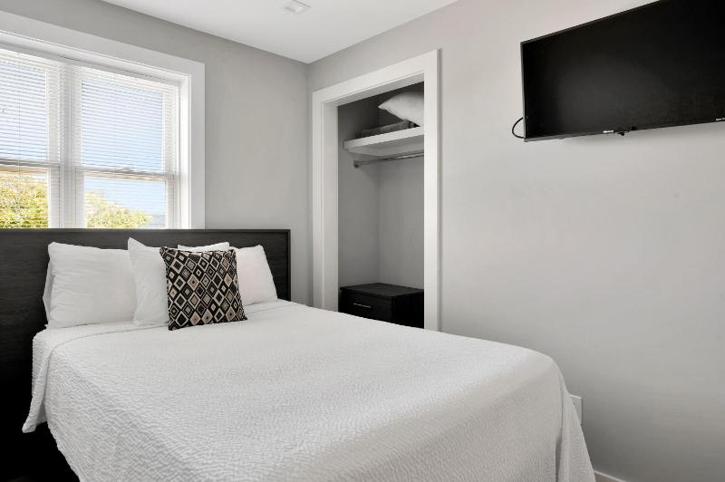 One-Bedroom Apartment image 4
