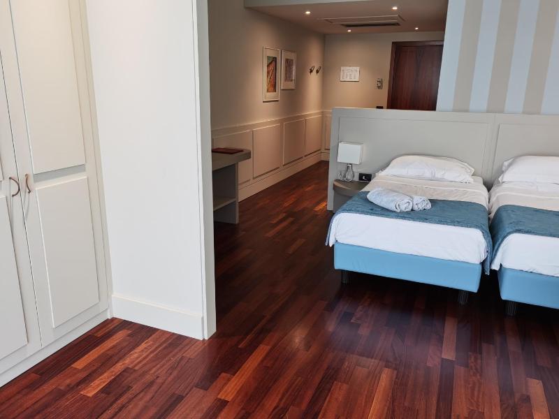 Junior Suite with Balcony and Lake View image 2