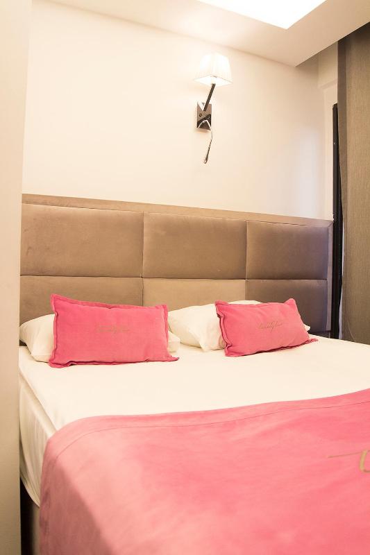 Standard Double Room image 3