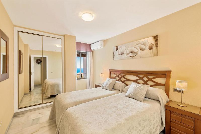 Classic Two-Bedroom Apartment with Sea View and terrace image 1