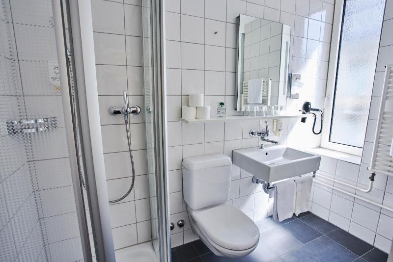 Standard Quadruple Room image 4