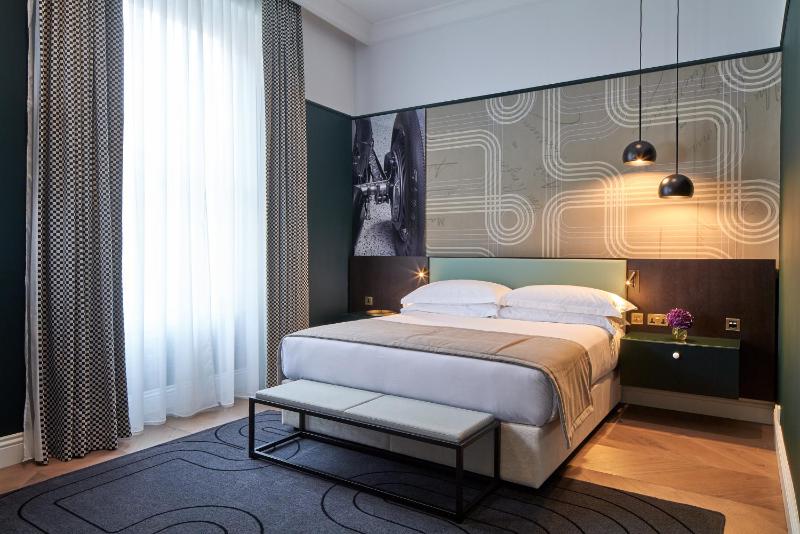 Deluxe One Bedroom Apartment image 2