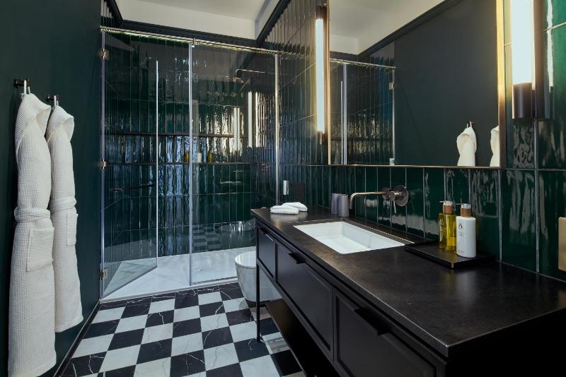 Deluxe One Bedroom Apartment image 3