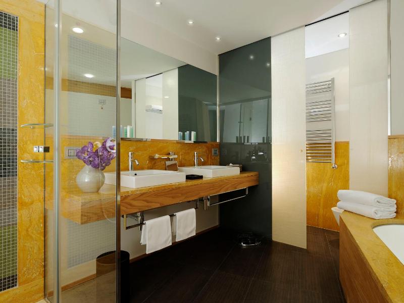 Deluxe Suite image 2