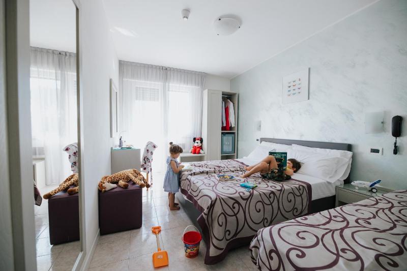 Family Room (2 Adults + 2 Children) image 1