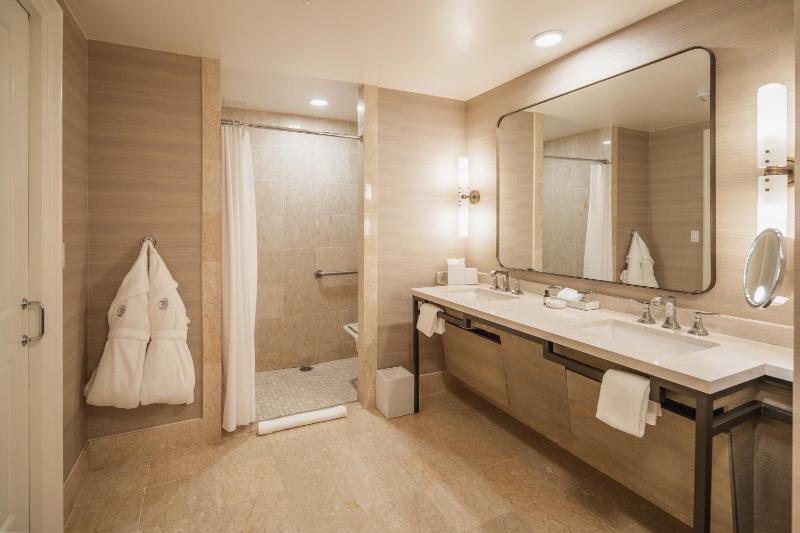 King Room with Accessible Shower - Disability Access image 2