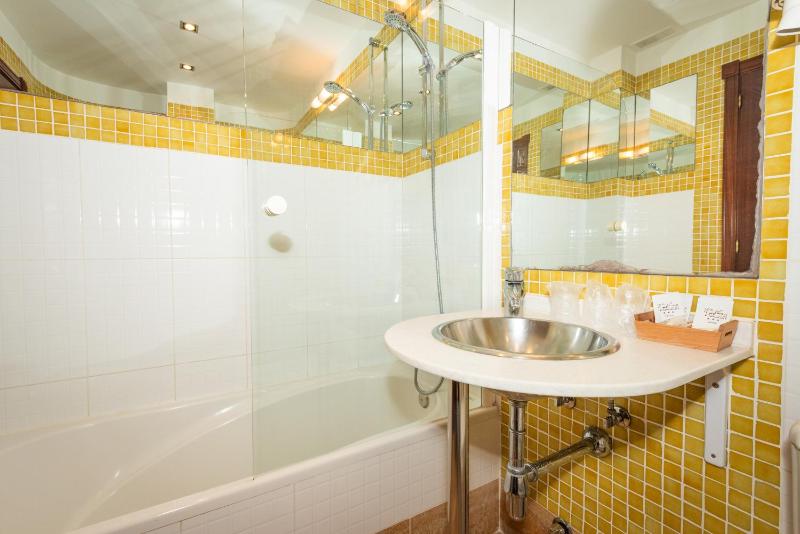 Basic Triple Room image 4