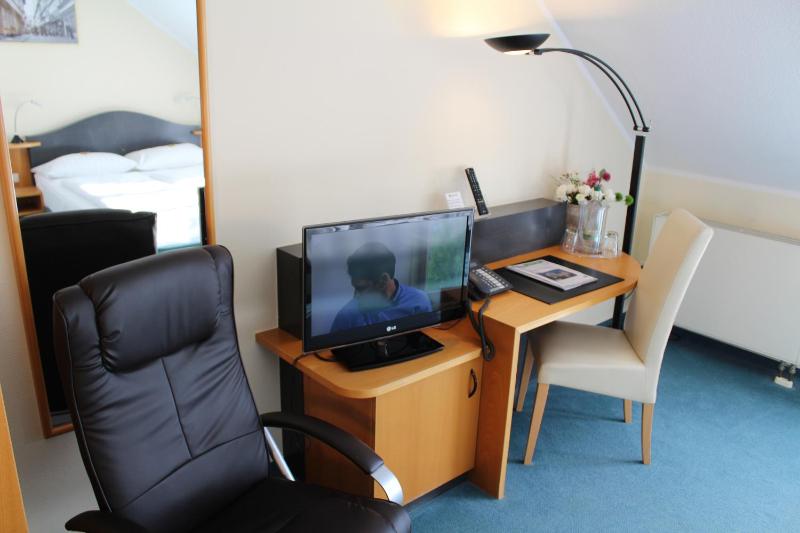 Standard Double Room image 3