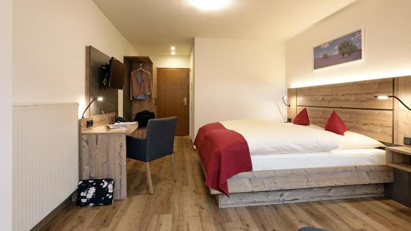 Double Room with Balcony image 3