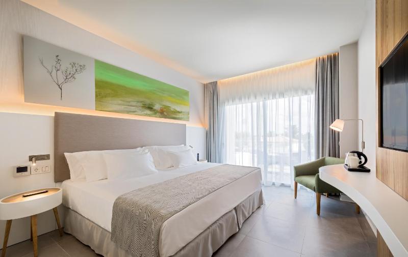 Double or Twin Room with Side Sea View image 4