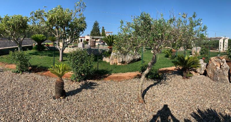 Deluxe Bungalow with Garden View image 3