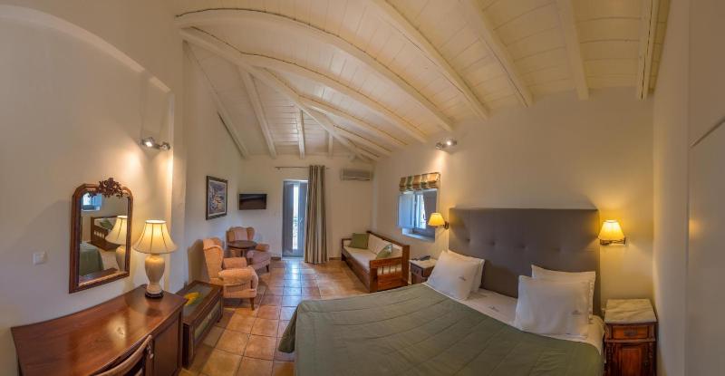 Deluxe Double Room with Balcony image 3