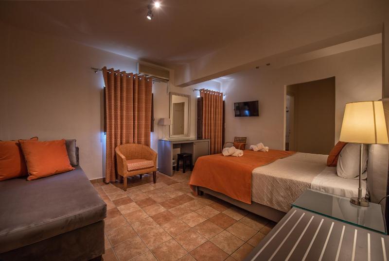 Classic Double Room image 2