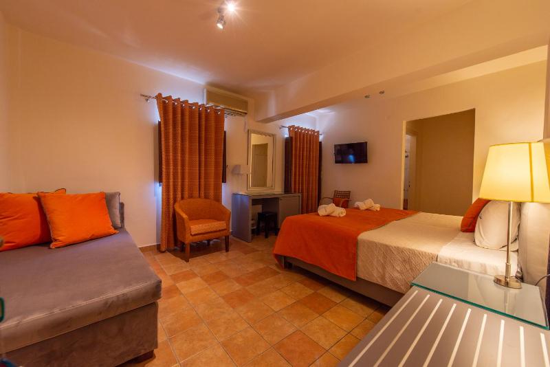 Classic Double Room image 3