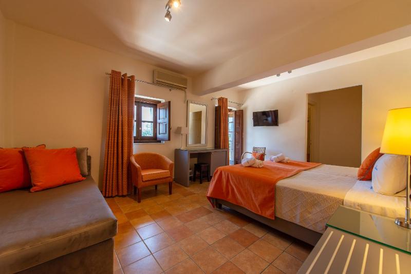 Classic Double Room image 4