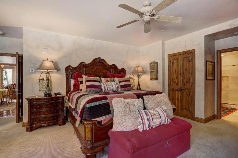 Gorgeous Corner 3Br- Ski in out Access and 3 Decks! - image 27