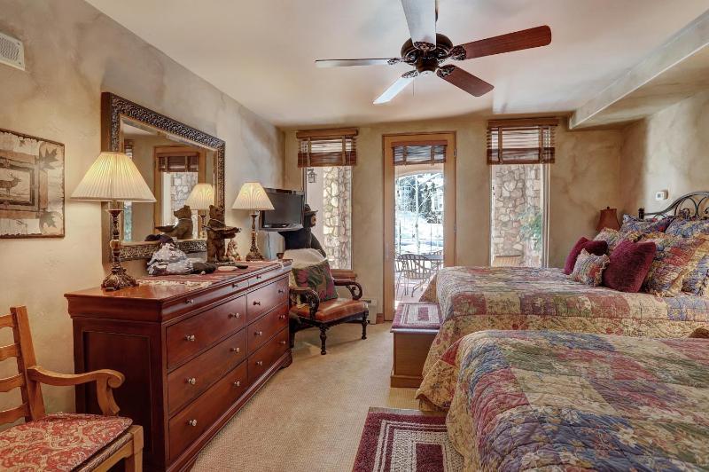 Gorgeous Corner 3Br- Ski in out Access and 3 Decks! - image 8