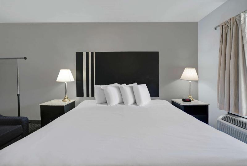 Deluxe King Room - Non-Smoking image 4