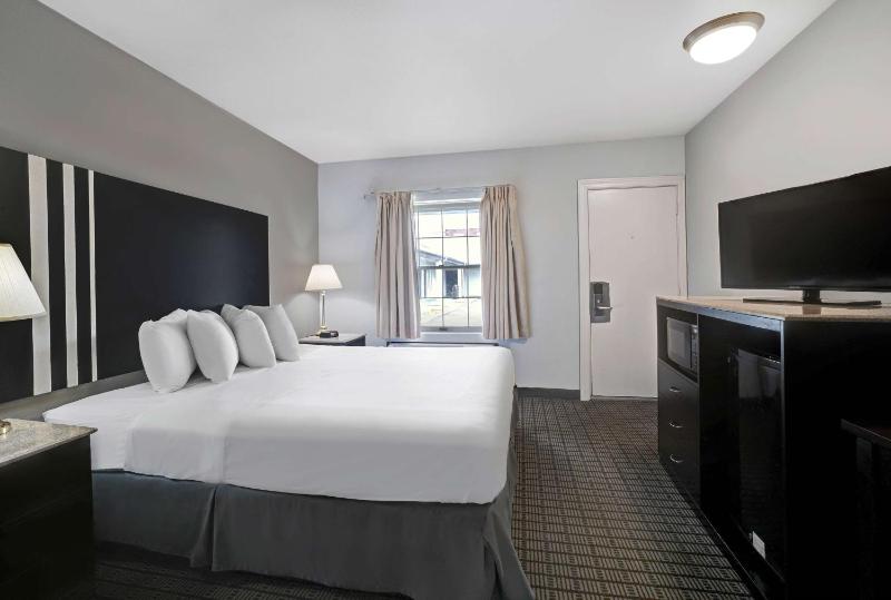 Deluxe King Room - Non-Smoking image 3