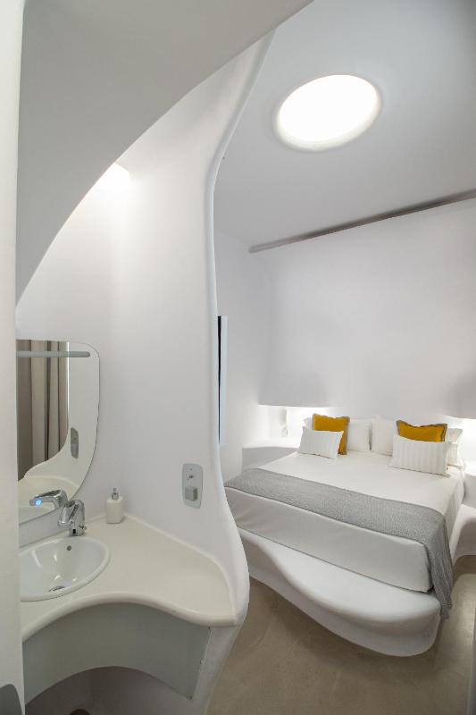 Small Double Room image 3
