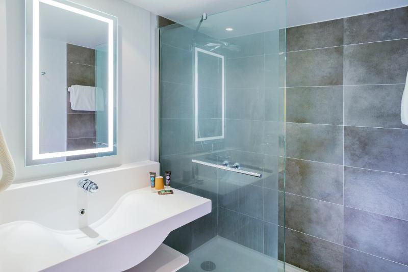 Superior Room with One Double Bed and Two Single Beds image 4