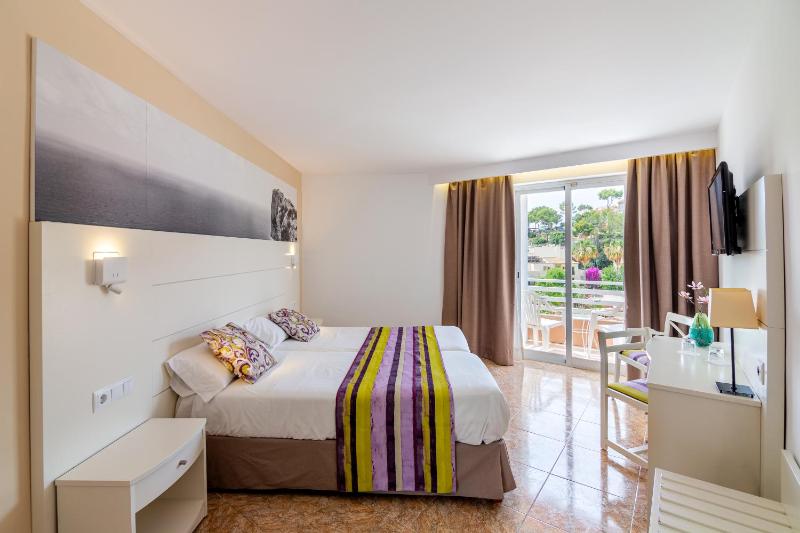 Double or Twin Room with Balcony image 3