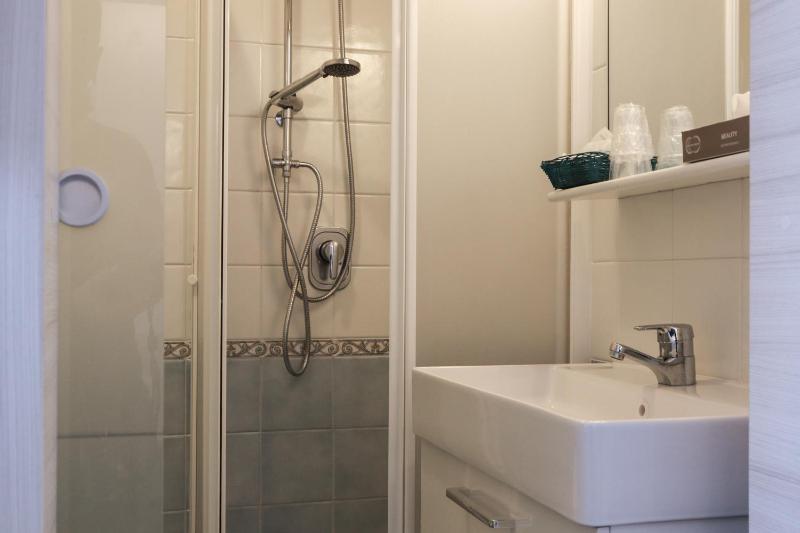 Budget Double Room image 3
