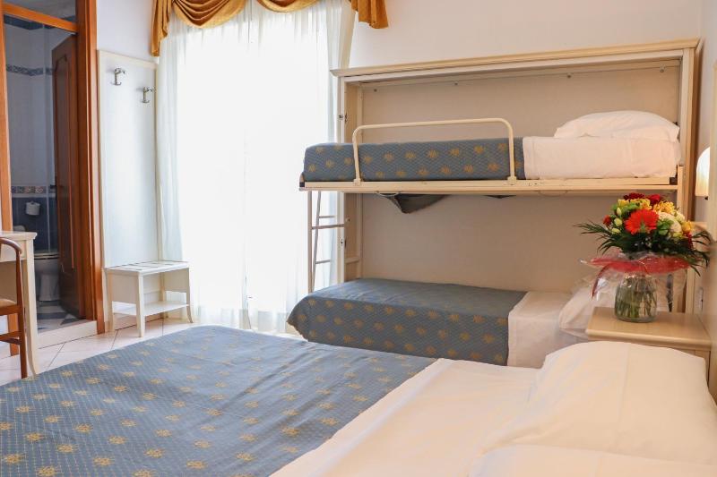 Economy Quadruple Room image 2
