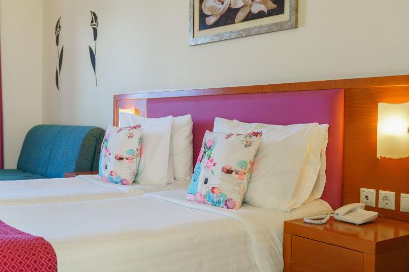 Double or Twin Room with Garden View image 3