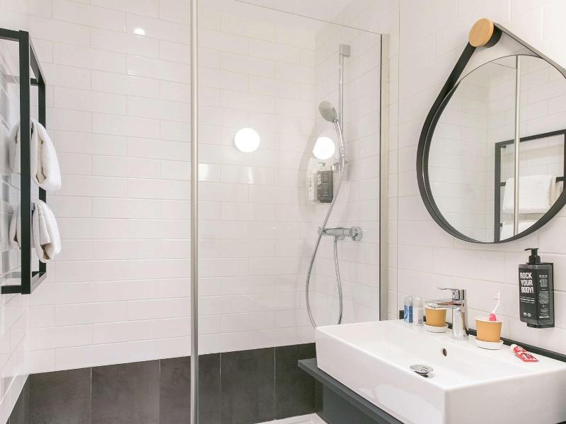 Standard Room with 1 Double and 1 Single Bed image 2