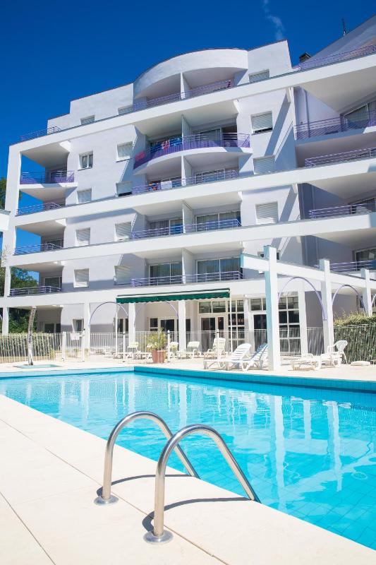 Apartment with Pool View  image 1
