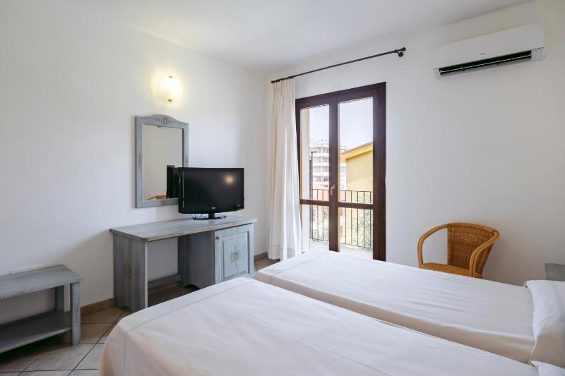 Twin Room image 3