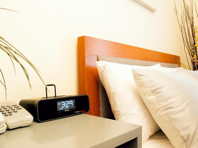Queen Room with Private Bathroom image 2