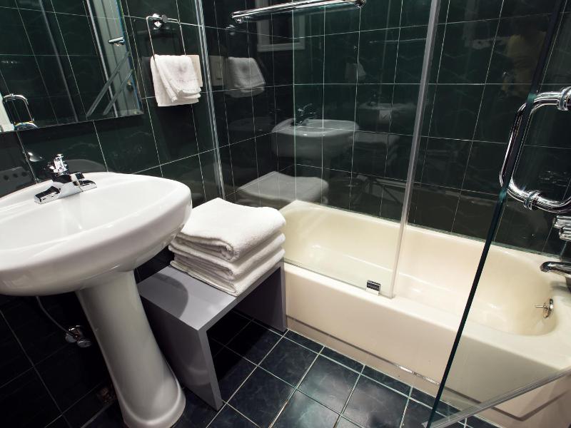 Triple Room with Private Bathroom image 1