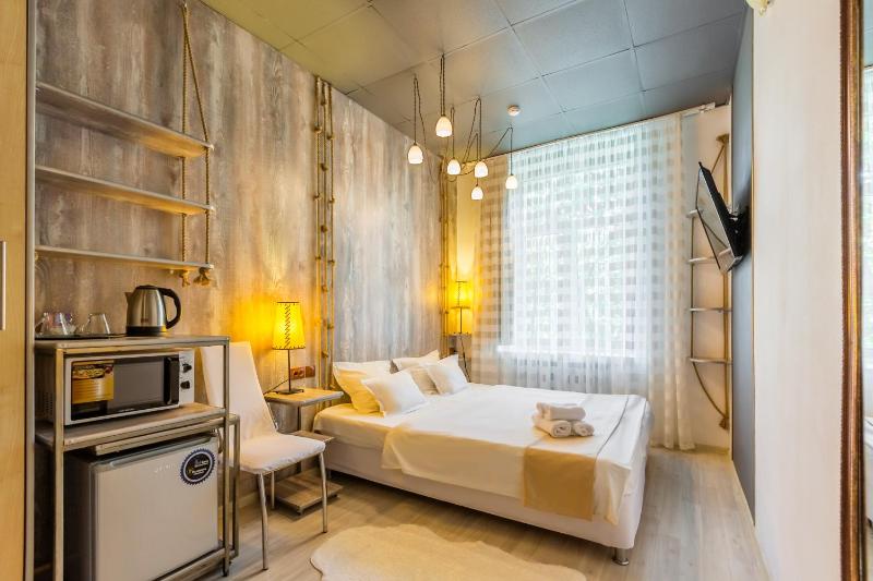 Single Room with Bathroom image 3