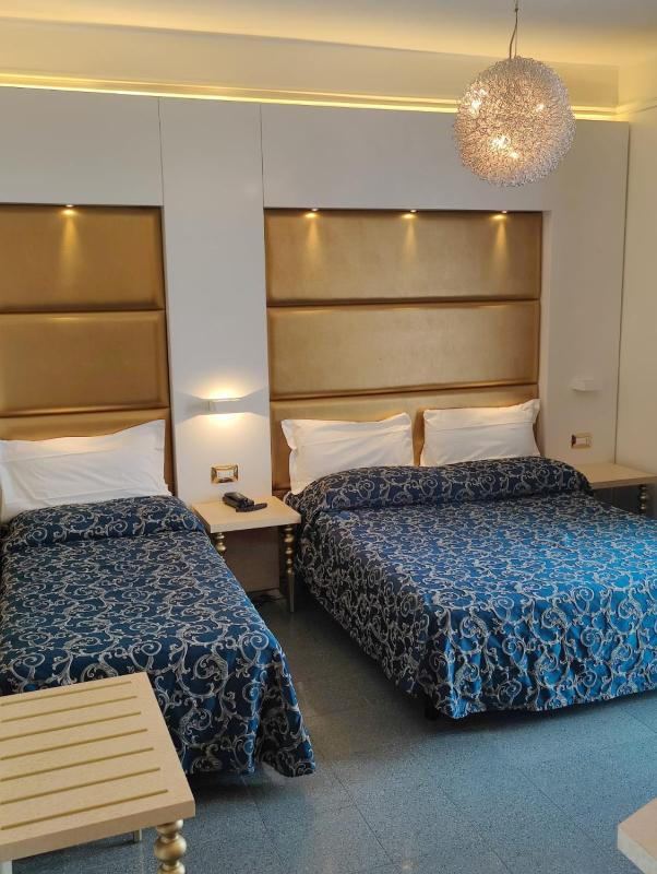 Junior Suite with Partial Sea View image 3