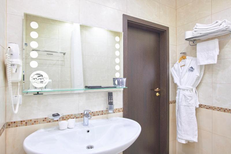 Superior Double Room with a Pool View with Dolphins image 2