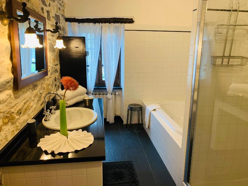 Double Room image 3