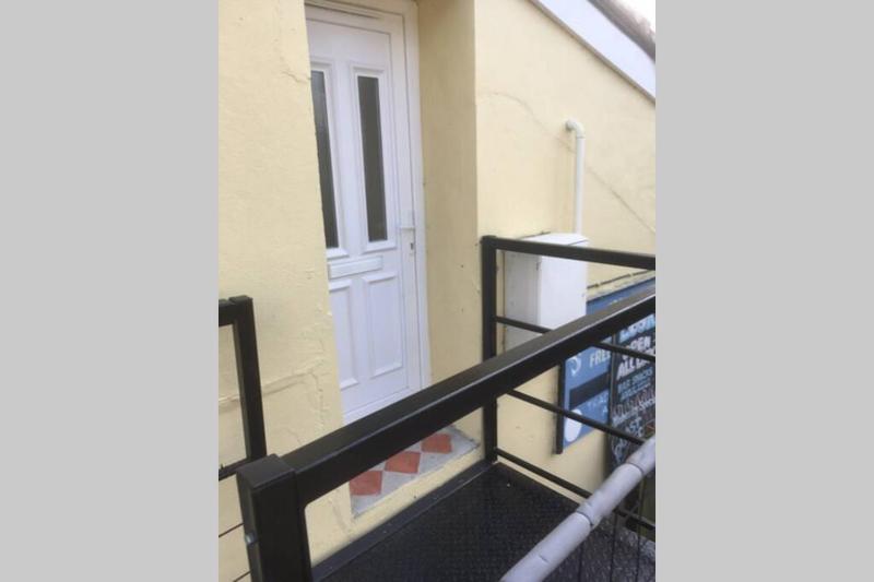 Comfy New Self Contained 1 Bed Flat - Modern! Images