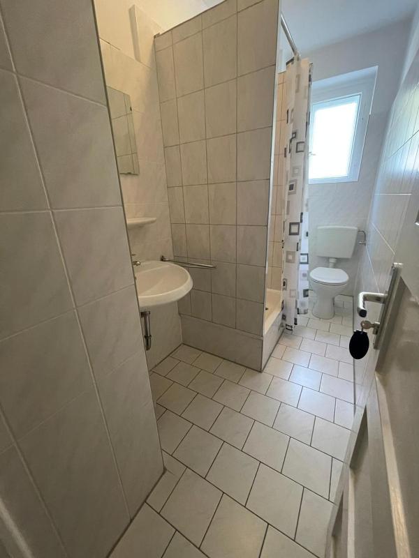 Single Room with Private External Bathroom image 3