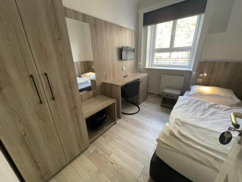 Single Room with Private External Bathroom image 4