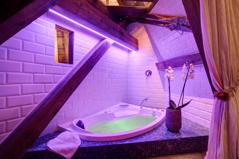 Honeymoon Double Room with Air-Conditioning image 4