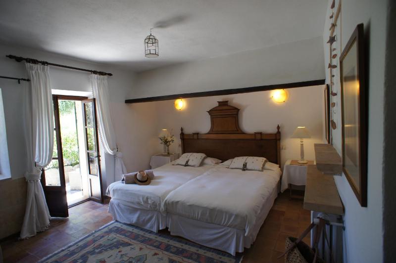 Superior Twin Room image 3