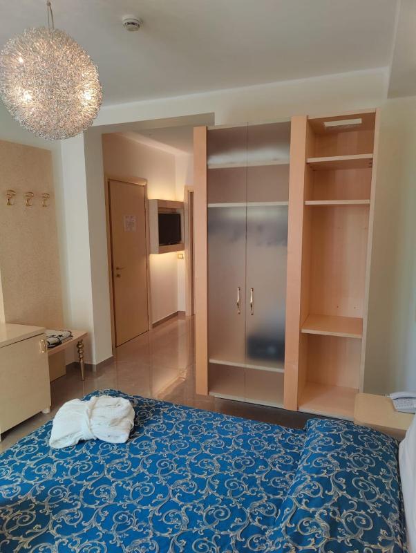 Junior Suite with Partial Sea View image 4